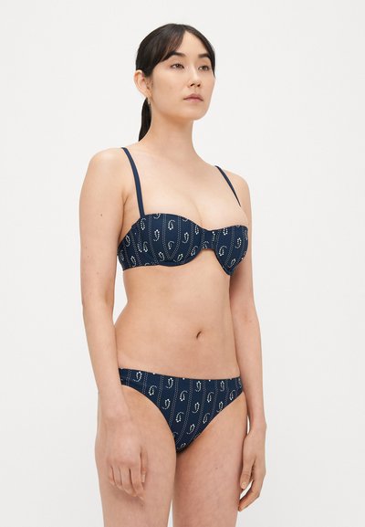 Conjunto de biquíni azul-marinho composto por top tomara que caia com aro, laços decorativos e cuecas de cintura média a condizer, confeccionado em tecido suave.