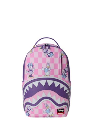 Mochila rosa y morada con patrón a cuadros con Minnie Mouse y Daisy Duck, y un gran diseño de boca de tiburón morada y blanca en el bolsillo frontal.