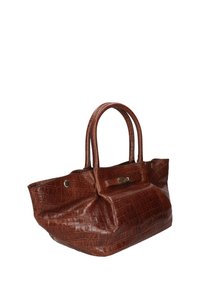 Borsa a spalla in pelle marrone con motivo coccodrillo, dotata di due manici arrotondati, chiusura magnetica e dettagli in metallo dorato.