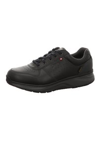 Zapatillas de cuero negro con diseño perforado, puntera redondeada, suela gruesa y cordones negros. Acentuadas con el logo de la marca y un pequeño detalle en rojo.