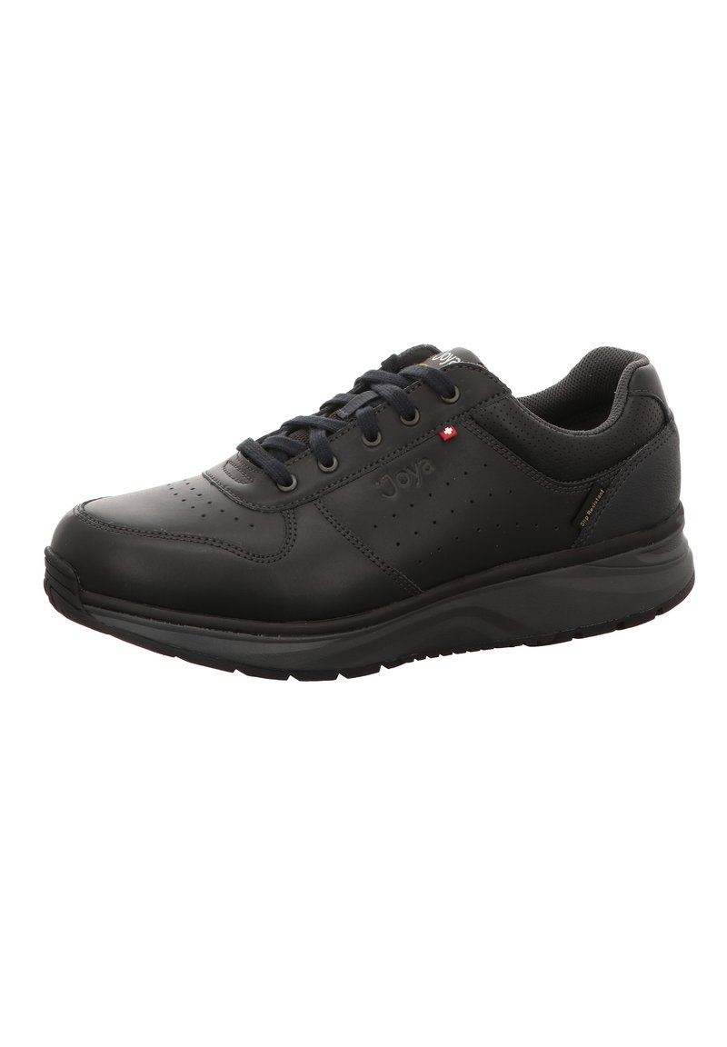 Zapatillas de cuero negro con diseño perforado, puntera redondeada, suela gruesa y cordones negros. Acentuadas con el logo de la marca y un pequeño detalle en rojo.