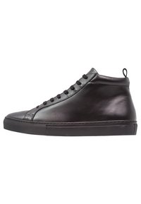 Černá kožená vysoká sneaker obuv s plochými tkaničkami, kulatou špičkou, polstrovaným límcem a texturovanou gumovou podrážkou. Minimalistický design bez viditelných log.