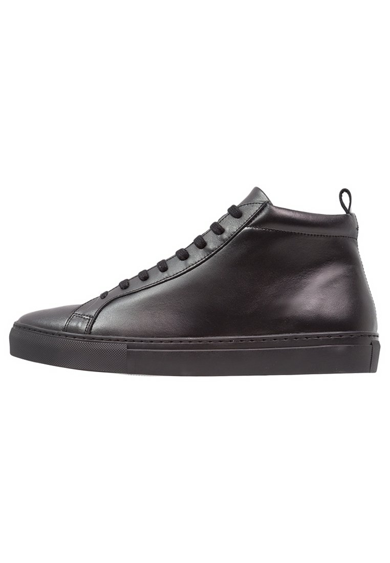 Černá kožená vysoká sneaker obuv s plochými tkaničkami, kulatou špičkou, polstrovaným límcem a texturovanou gumovou podrážkou. Minimalistický design bez viditelných log.