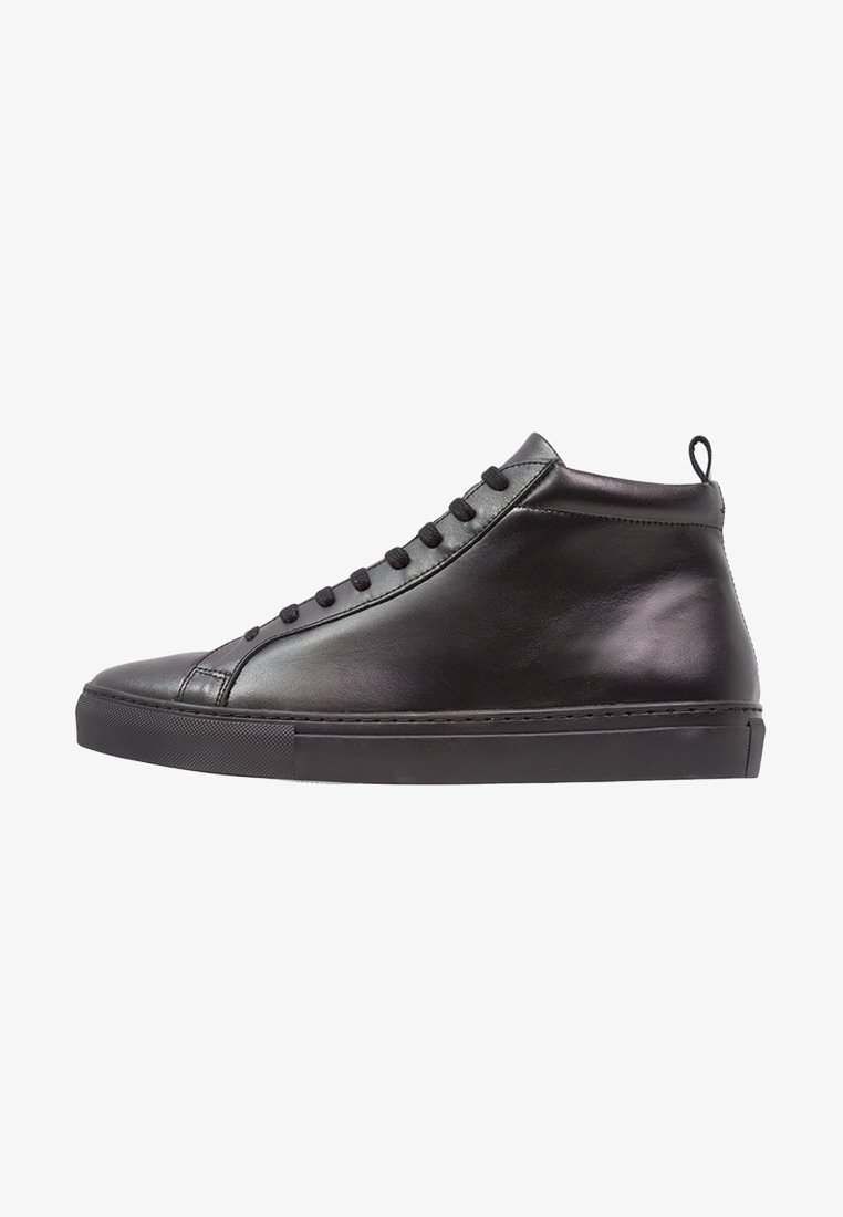 Černá kožená vysoká sneaker obuv s plochými tkaničkami, kulatou špičkou, polstrovaným límcem a texturovanou gumovou podrážkou. Minimalistický design bez viditelných log.