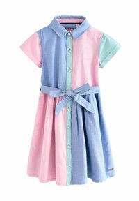 Gekraagde jurk in roze, lichtblauw en donkerblauw. Korte mouwen, knoopsluiting en een bijpassende riem in de taille. Katoenen materiaal.