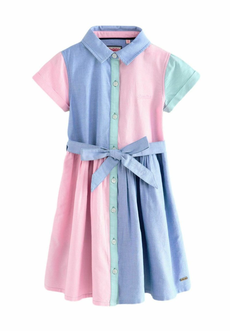 Gekraagde jurk in roze, lichtblauw en donkerblauw. Korte mouwen, knoopsluiting en een bijpassende riem in de taille. Katoenen materiaal.