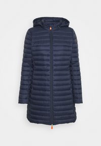 Marineblauwe pufferjas met een capuchon, gestikt textuur, verticale naden, frontale rits en een oranje accent op de ritsring.