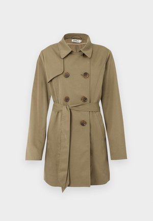 Trench coat beige hasta la rodilla con botones de carey de doble botonadura, cinturón en la cintura, cuello amplio y mangas largas.