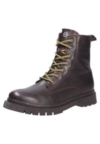 Botas de cuero marrón con cordones amarillos, suelas de goma resistentes y un diseño duradero; presentan costuras reforzadas y un cuello acolchado.