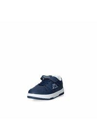 Sneaker sintetiche blu navy con accenti bianchi, cinturino in velcro, pannelli testurizzati e logo sul lato. Suola in gomma con grip. Design compatto.