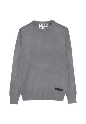 Pullover grigio a maglia con scollo rotondo, polsini e orlo a costine, e una toppa nera con logo sul lato sinistro inferiore. Tessuto liscio e vestibilità casual.