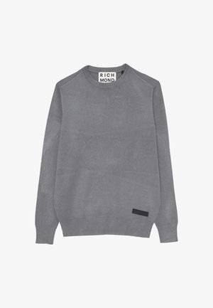 Pullover grigio a maglia con scollo rotondo, polsini e orlo a costine, e una toppa nera con logo sul lato sinistro inferiore. Tessuto liscio e vestibilità casual.