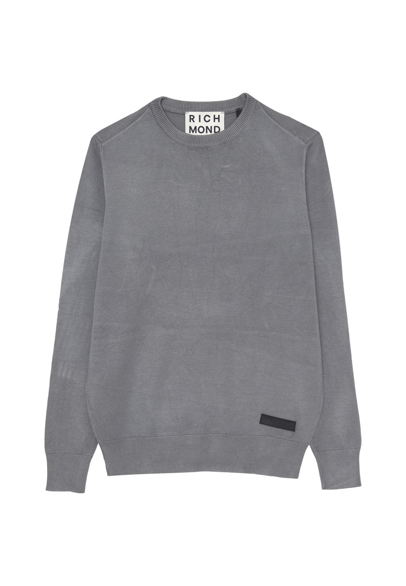 Pullover grigio a maglia con scollo rotondo, polsini e orlo a costine, e una toppa nera con logo sul lato sinistro inferiore. Tessuto liscio e vestibilità casual.