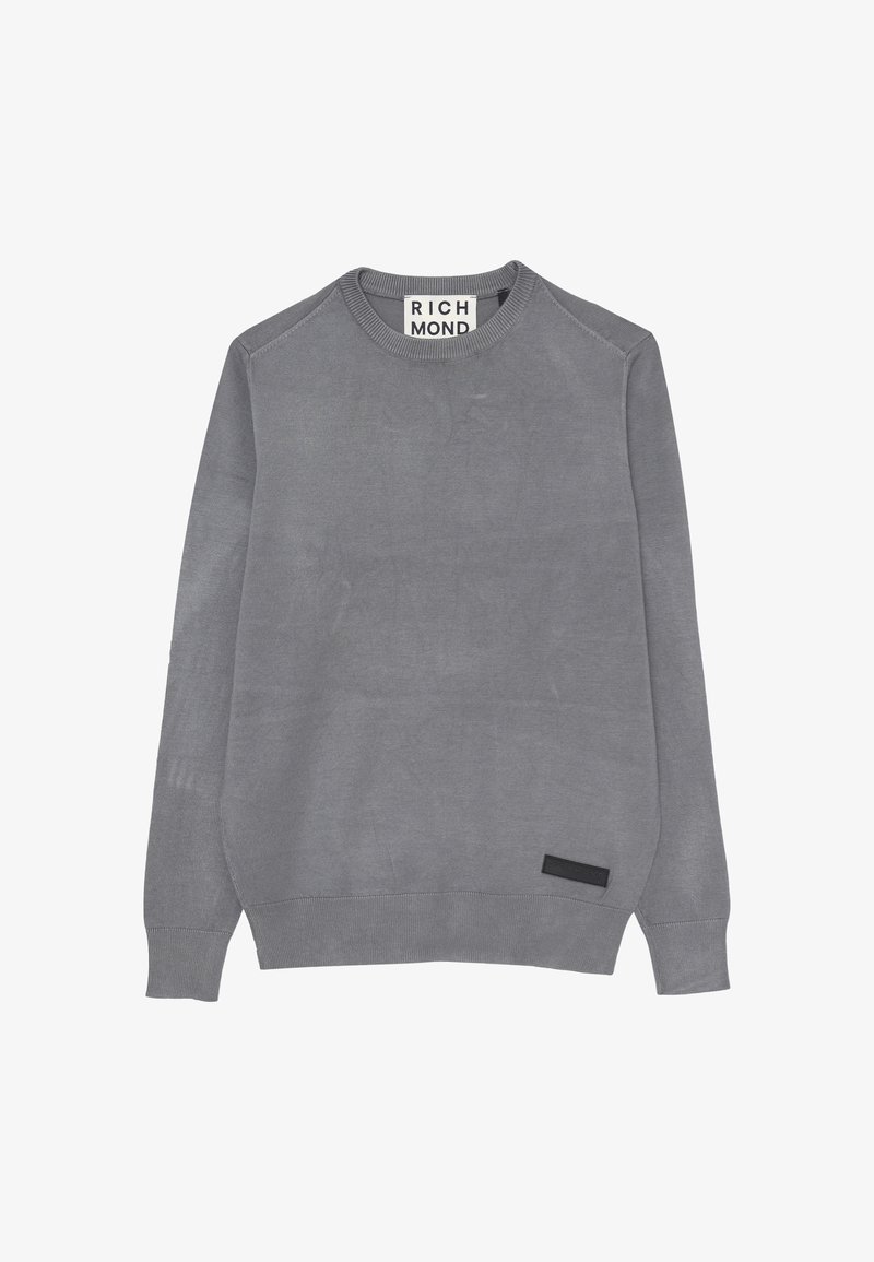 Pullover grigio a maglia con scollo rotondo, polsini e orlo a costine, e una toppa nera con logo sul lato sinistro inferiore. Tessuto liscio e vestibilità casual.