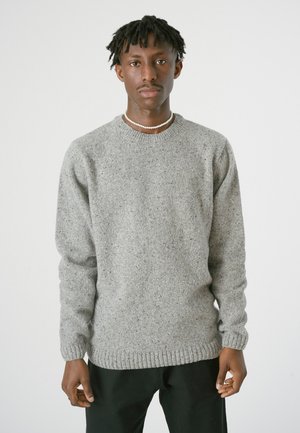 Grauer gestrickter Pullover mit strukturiertem Finish, geripptem Rundhalsausschnitt und Bündchen. Der Stoff hat subtile Farbtupfer und einen lockeren Schnitt.
