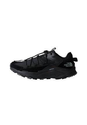 Scarpa da trekking nera con tomaia in mesh traspirante, dettagli in suede, suola flessibile e fondo con grip testurizzato. Presenta lacci elasticizzati e dettaglio del logo.