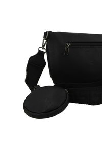 Borsa a tracolla in pelle nera testurizzata con tracolla regolabile e removibile e piccolo sacchetto rotondo attaccato, chiusure con zip visibili su entrambi i compartimenti.