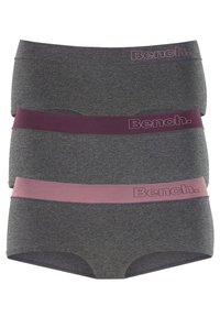 Drei Paar Damenunterwäsche aus einem dunkelgrauen Stoff, mit kontrastierenden Bundfarben in Burgunderrot und Hellrosa, jeweils mit dem "Bench."-Logo.