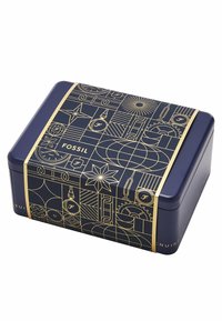 Boîte en métal navy avec un motif géométrique doré et une bande dorée portant l'inscription "FOSSIL." Forme rectangulaire compacte avec une texture lisse.
