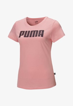 Różowy bawełniany t-shirt z krótkim rękawem, okrągłym dekoltem i wyrazistym czarnym logo "PUMA" na piersi.