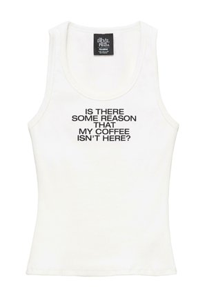 Weißes ärmelloses Tanktop mit schwarzem Text „GIBT ES EINEN GRUND, WARUM MEIN KAFFEE NICHT HIER IST?“ und einem Etikett mit der Aufschrift „The Devil Wears Prada.“