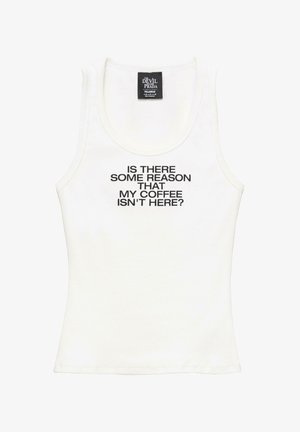 Maiou alb fără mâneci cu text negru, „EXISTĂ UN MOTIV PENTRU CARE CAFEA MEA NU ESTE AICI?” și o etichetă pe care scrie „The Devil Wears Prada.”