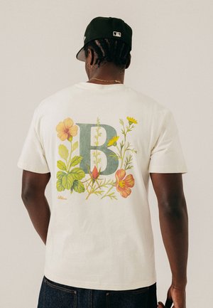 BLKVIS, FLORAL LETTER TEE - T-shirt imprimé - papyrus