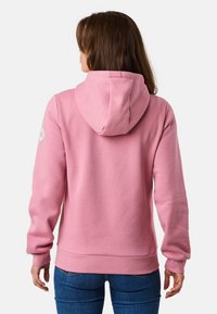 Rosa Kapuzenpullover aus weichem Stoff, mit einer mittig verlaufenden Rückennaht, geräumiger Kapuze und gerippten Bündchen. Das Logo-Patch an der Seite fügt ein detailreiches Element hinzu.