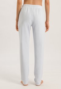 Ljusblå byxor med elastiskt midjeband, slät textur, rak bendesign och inga synliga mönster eller detaljer i hårdvara.