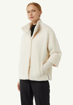 Witte textuur jacket met een hoge kraag, knopen aan de voorkant en geribbelde manchetten. Het ontwerp is losse pasvorm met zijzakken en minimale details.