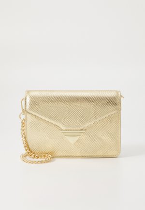 Petit sac pochette doré avec surface texturée, fermoir triangulaire et bandoulière chaîne dorée sur fond blanc uni.
