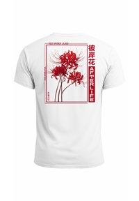 Weißes Baumwoll-T-Shirt mit einem roten Grafikdesign von roten Spinnen-Lilien, umrandet von einem roten Rechteck und dem Text "AFTERLIFE" und "HIGANBANA."