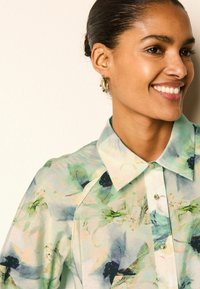Next THROUGH WITH HARDWEAR - REGULAR FIT - Skjortebluser - ecru floral