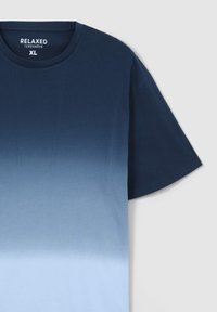 T-shirt dal taglio rilassato in gradiente blu, con maniche corte e scollatura rotonda. Realizzato in tessuto morbido con una texture liscia. Taglia XL.
