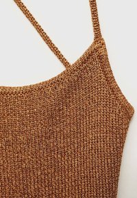 Top lavorato a maglia color bronzo scintillante con sottili spalline regolabili. Presenta una trama testurizzata a coste e un collo a barco.