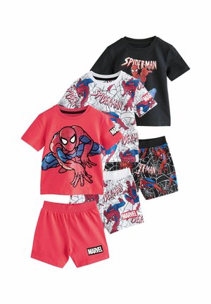 Tre Spiderman-tema børne t-shirts med korte ærmer og matchende shorts i rød, sort og hvid med Marvel branding.