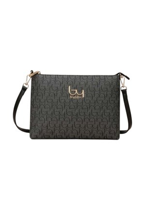 Borsa a tracolla rettangolare scura e decorata con logo dorato "byblos" e tracolla nera staccabile su sfondo bianco.