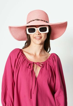Hat - salmon