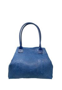 Modrá kožená kabelka s texturovaným vzorem hadí kůže. Obsahuje dvě zaoblené uši a má strukturovaný obdélníkový tvar.