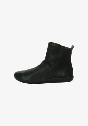 Bottines noires en cuir avec une texture lisse, bout rond et fermeture éclair à l'arrière ; semelle en caoutchouc flexible.