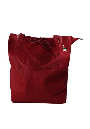Rote Leder-Handtasche mit strukturiertem Finish, doppelten Griffen, Kordelzugverschluss und einem kleinen dekorativen Anhänger.