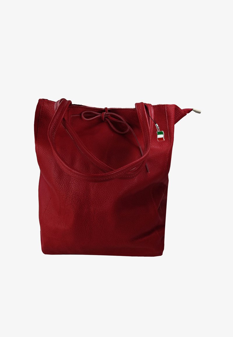 Rode leren tote bag met gestructureerde afwerking, dubbele handvaten, trekkoordsluiting en een klein decoratief charme.