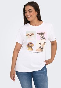 Biele bavlnené tričko s potlačou štyroch ilustrácií psov. Text "VYBER SI SVOJU NÁLADU" je vycentrovaný pod obrázkami. Crew neck a krátke rukávy.