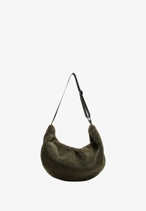 Olivegrøn skuldertaske med blød tekstur og en buet form, der har en sort justerbar rem og en plysset, fuzzy overflade.