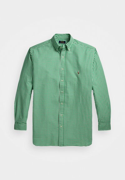 Chemise à carreaux vichy verte, design à boutons, manches longues, col écarté, avec un petit logo en accent, fabriquée en tissu léger.