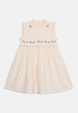 Φόρεμα για νήπιο χωρίς μανίκια σε απαλό ροζ χρώμα με βολάν στο γιακά και στα μανίκια, κεντητά ροζ λουλούδια και πράσινα φύλλα στο στήθος και στους ώμους.