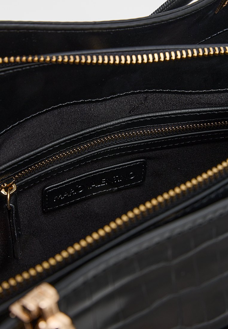 Schwarze Lederhandtasche mit goldenem Reißverschluss, ausgestattet mit mehreren Taschen und einem schwarzen Stofffutter. Markenlabel sichtbar.