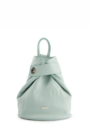 Sac en cuir vert menthe clair avec un design tordu, comportant un accent en métal argenté circulaire et une poignée supérieure pour le transport.