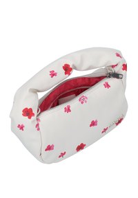 Witte tas met een zachte handgreep, versierd met rode en roze bloemmotieven. Voorzien van een ritssluiting en een roze voering aan de binnenkant.