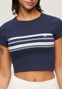 Superdry & Co VINTAGE STRIPE CROP  - Camiseta estampada - preppy navy stripe